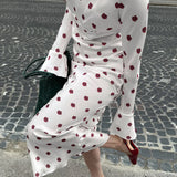 Vestido largo entallado con cuello redondo y mangas acampanadas con estampado floral.
