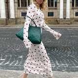 Vestido largo entallado con cuello redondo y mangas acampanadas con estampado floral.