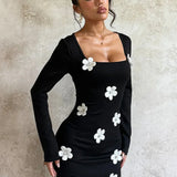 Minivestido sexy ajustado con mangas largas y cintura ceñida con estampado floral.