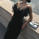 Vestido de noche largo ajustado con escote en V y bajo deshilachado