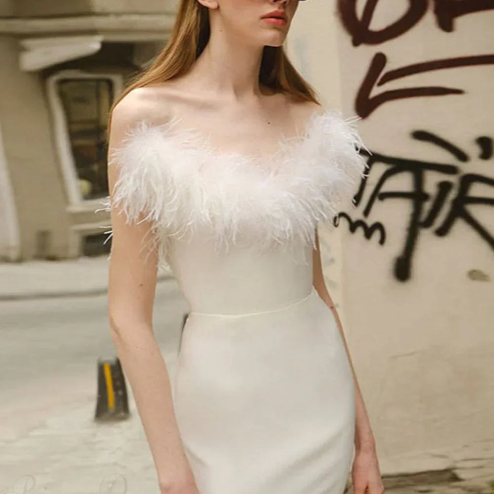 Vestido de noche largo ajustado con escote en V y bajo deshilachado