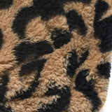 Abrigo cálido con cuello vuelto en piel de leopardo.