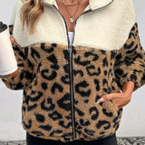 Abrigo cálido con cuello vuelto en piel de leopardo.