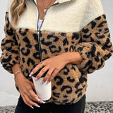 Abrigo cálido con cuello vuelto en piel de leopardo.