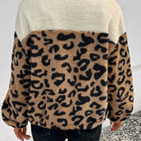Abrigo cálido con cuello vuelto en piel de leopardo.