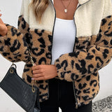 Abrigo cálido con cuello vuelto en piel de leopardo.