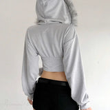 Sudadera corta con cuello peludo y mangas largas, atada a la cintura.