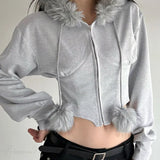 Sudadera corta con cuello peludo y mangas largas, atada a la cintura.