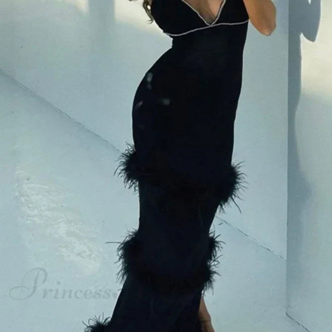 Vestido de tirantes mullido con volantes y adornado con pedrería