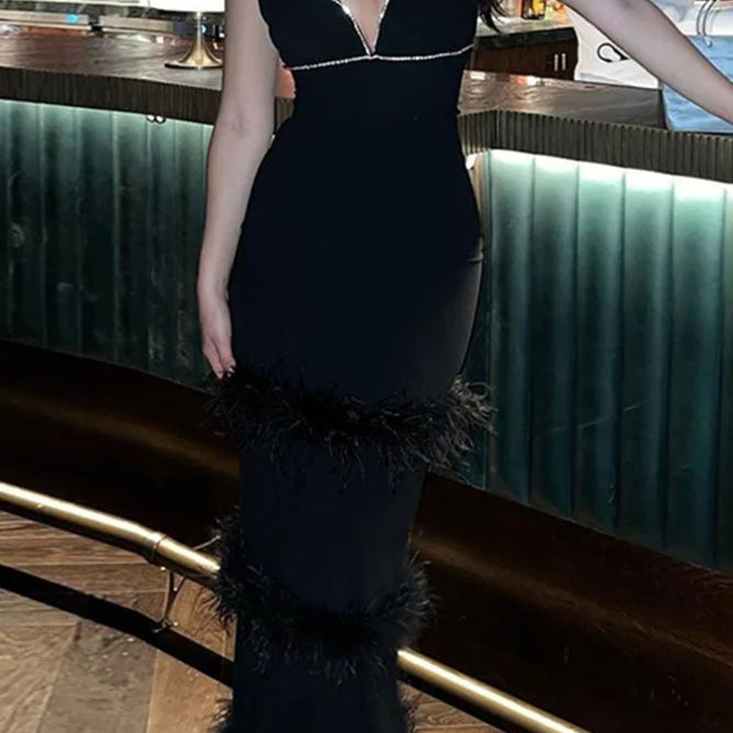 Vestido de tirantes mullido con volantes y adornado con pedrería