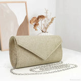 Clutch de noche con lentejuelas y cadena