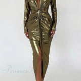 Vestido brillante con escote en pico y abertura fruncida