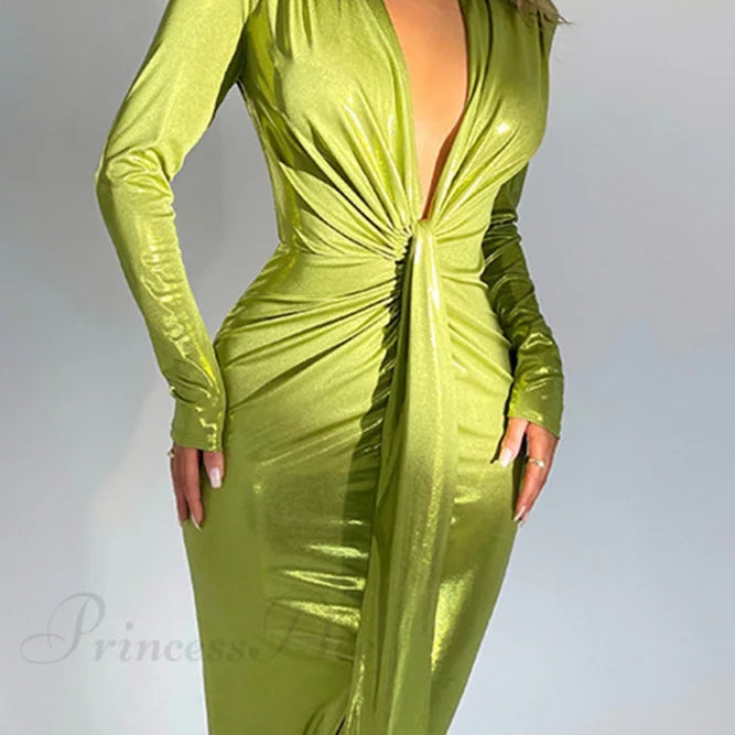 Vestido brillante con escote en pico y abertura fruncida