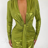 Vestido brillante con escote en pico y abertura fruncida