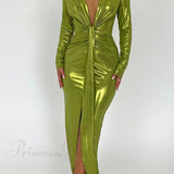 Vestido brillante con escote en pico y abertura fruncida