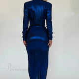 Vestido brillante con escote en pico y abertura fruncida