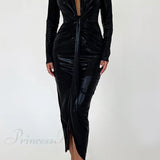 Vestido brillante con escote en pico y abertura fruncida