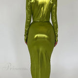 Vestido brillante con escote en pico y abertura fruncida