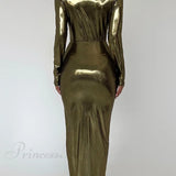 Vestido brillante con escote en pico y abertura fruncida