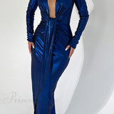 Vestido brillante con escote en pico y abertura fruncida