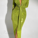Vestido brillante con escote en pico y abertura fruncida