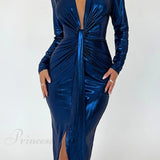 Vestido brillante con escote en pico y abertura fruncida