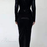 Vestido brillante con escote en pico y abertura fruncida