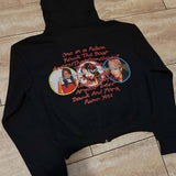 Sudadera con capucha de gran tamaño estampada con personajes de rock gótico.