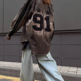 Blusa holgada con cuadros degradados y parches.