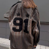 Blusa holgada con cuadros degradados y parches.