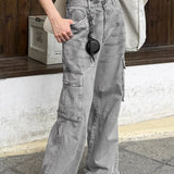 Pantalones cargo micro acampanados con múltiples bolsillos y estampado de grafiti