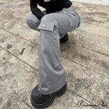 Pantalones cargo casuales grises con bolsillos cosidos