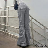 Pantalones cargo casuales grises con bolsillos cosidos