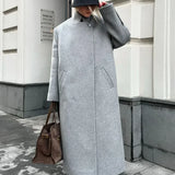 Abrigo informal de lana gris con botones con muescas