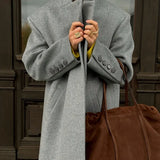 Abrigo informal de lana gris con botones con muescas