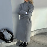 Abrigo informal de lana gris con botones con muescas