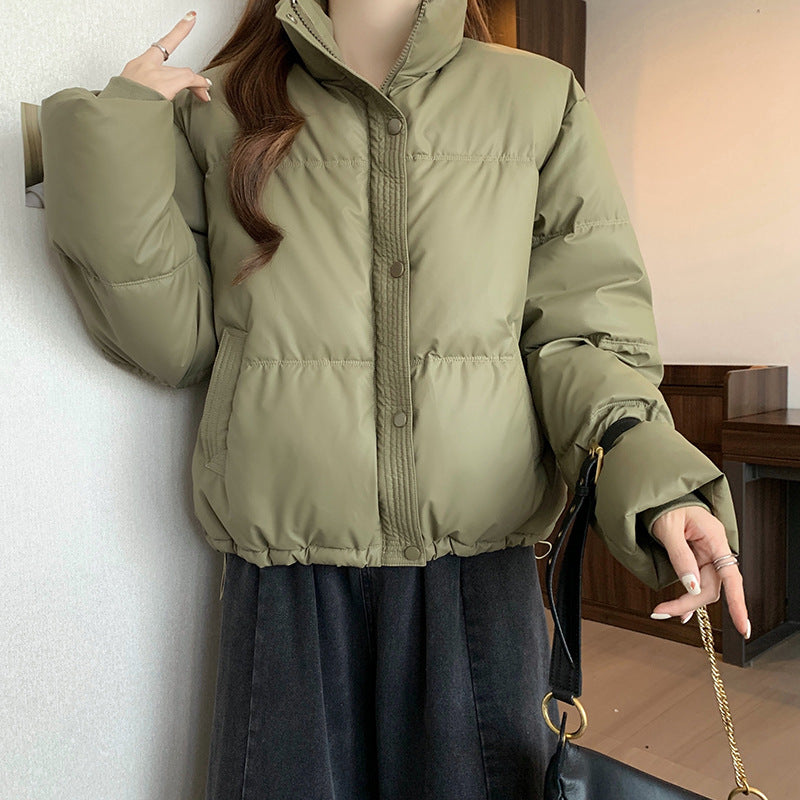 Chaqueta corta acolchada para mujer, con cremallera frontal y botones a presión, cuello alto.