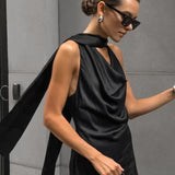 Vestido largo, ajustado y drapeado de satén con cuello halter.