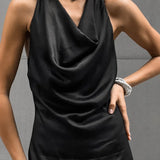 Vestido largo, ajustado y drapeado de satén con cuello halter.