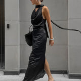 Vestido largo, ajustado y drapeado de satén con cuello halter.