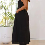 Elegante vestido midi negro con cuello halter y cintura baja