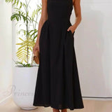 Elegante vestido midi negro con cuello halter y cintura baja