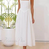 Elegante vestido midi negro con cuello halter y cintura baja