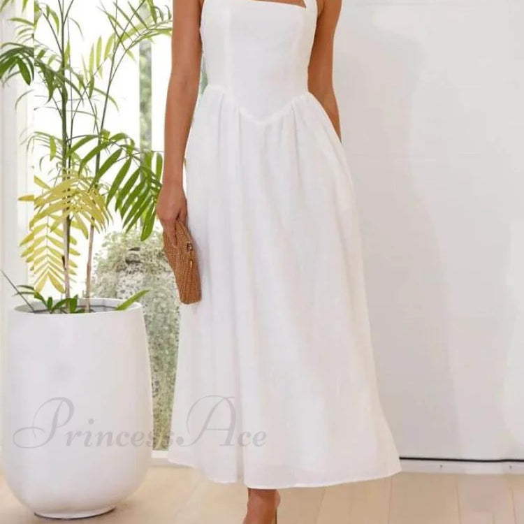 Elegante vestido midi negro con cuello halter y cintura baja