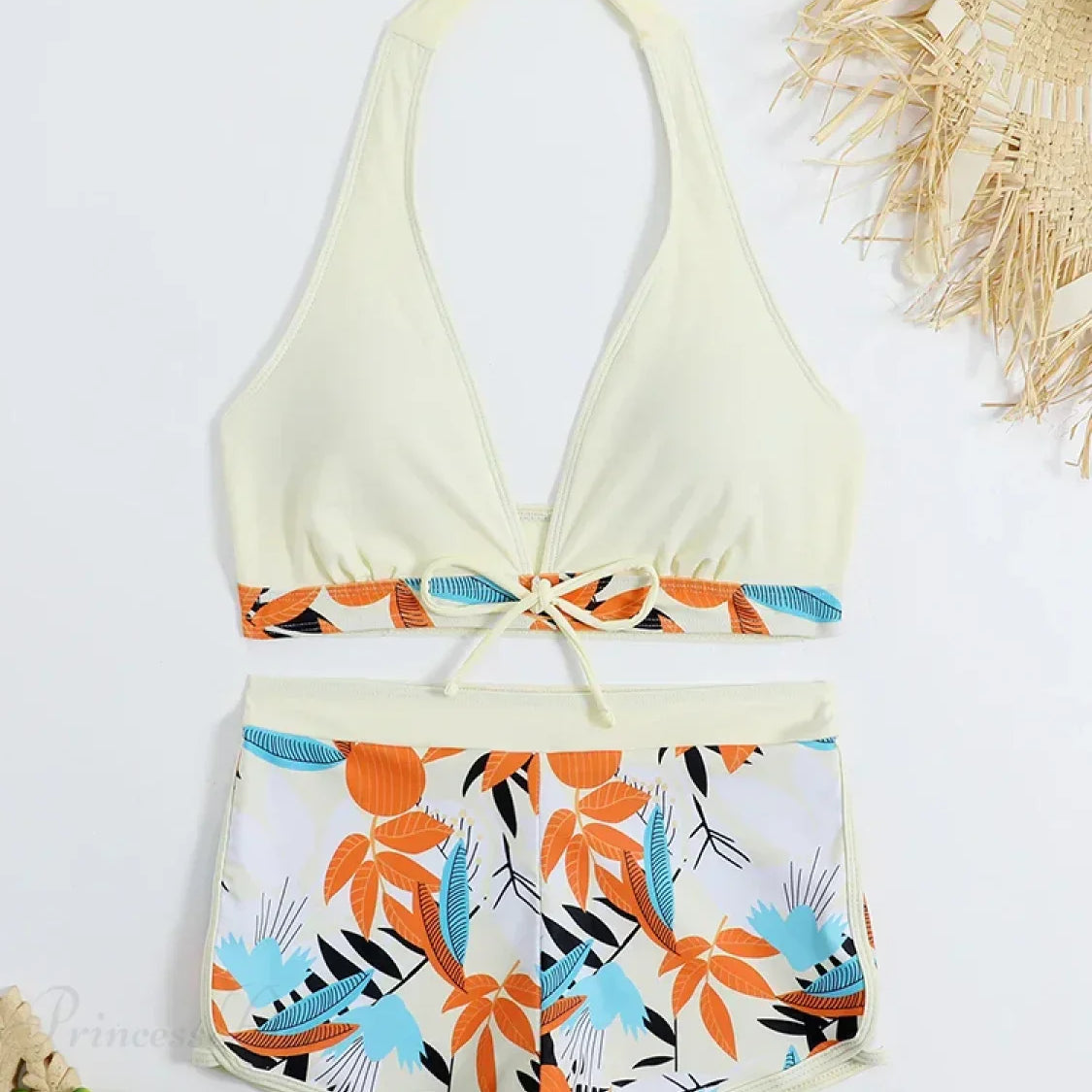 Conjunto de bikini de dos piezas con short estampado y diseño sin espalda.