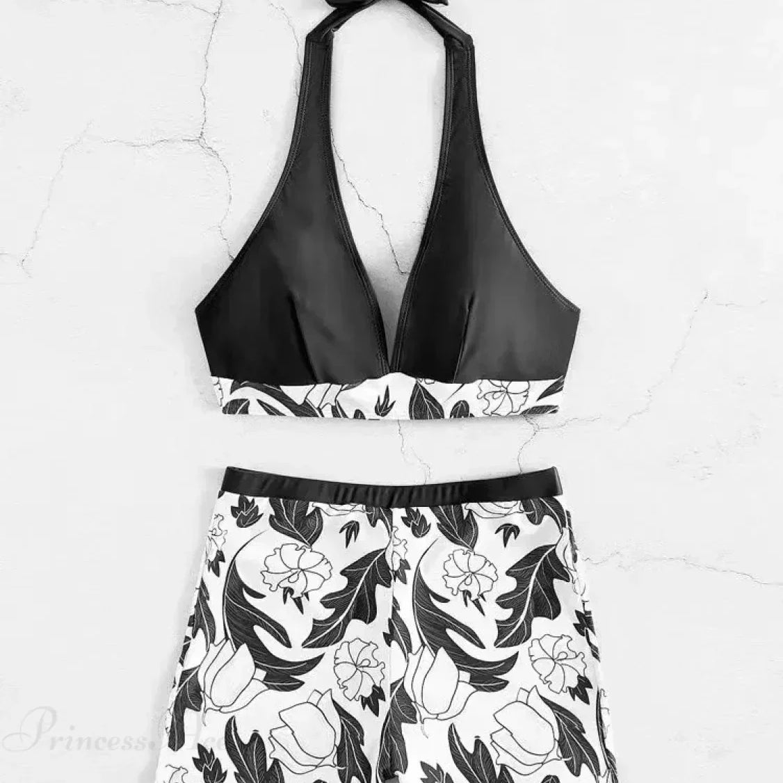 Conjunto de bikini de dos piezas con short estampado y diseño sin espalda.