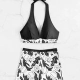 Conjunto de bikini de dos piezas con short estampado y diseño sin espalda.
