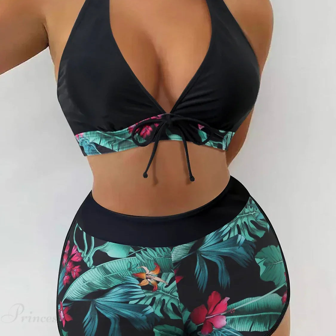 Conjunto de bikini de dos piezas con short estampado y diseño sin espalda.