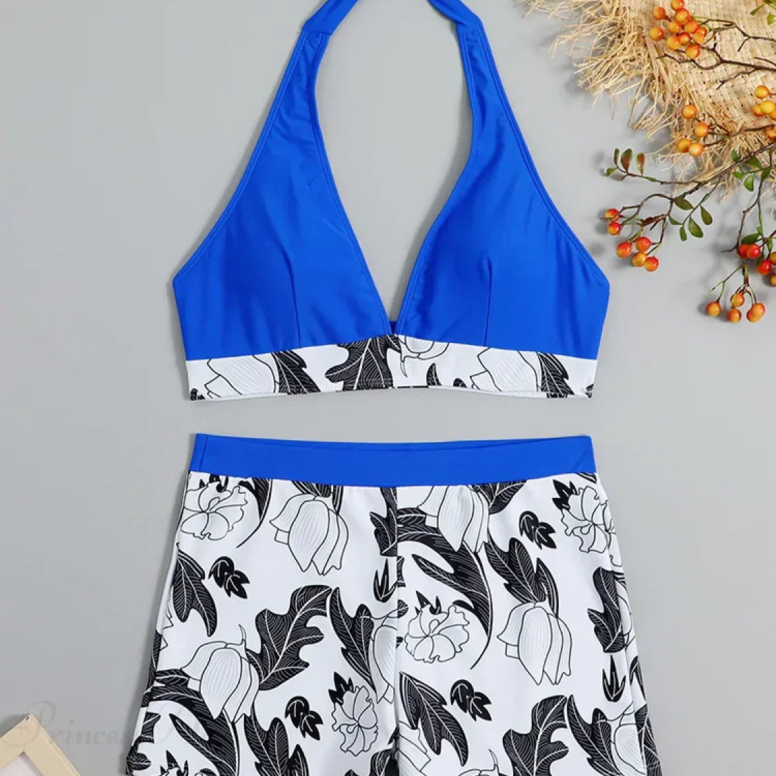 Conjunto de bikini de dos piezas con short estampado y diseño sin espalda.