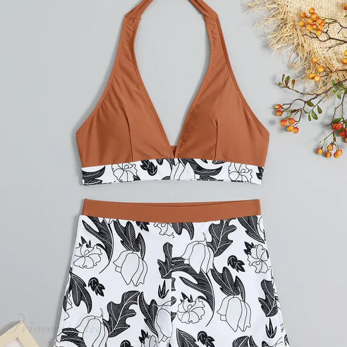 Conjunto de bikini de dos piezas con short estampado y diseño sin espalda.